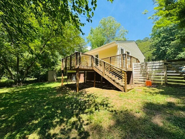 Building Photo - Remodeled ranch with fenced in yard!