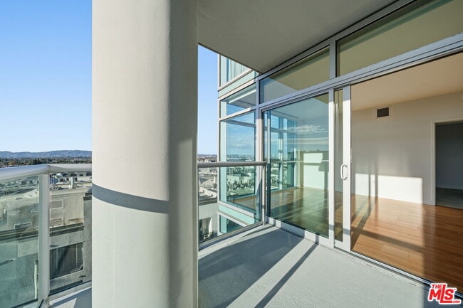 Building Photo - 13700 Marina Pointe Dr