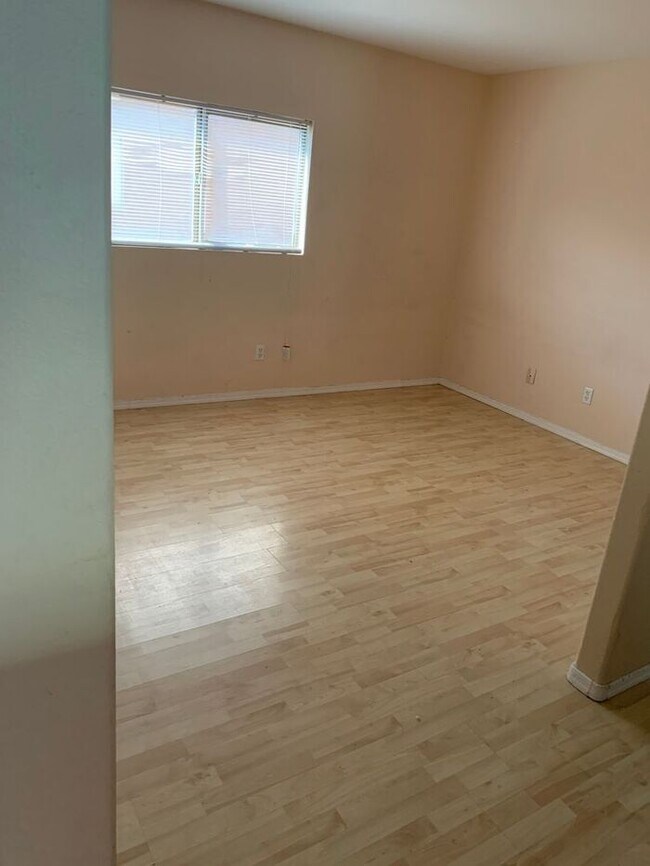 Building Photo - COMING SOON! Bright Open Floorplan in El Mirage