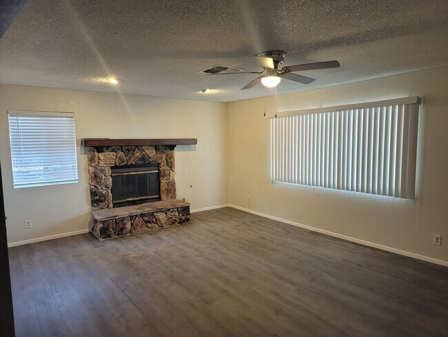 Building Photo - 3 Bdrm House with Fireplace !!