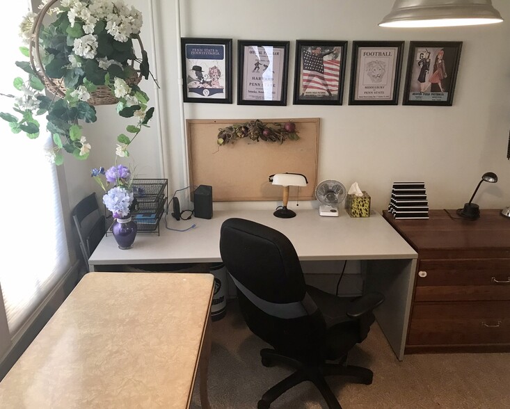 Office area with large desk - 227 E Lamb St