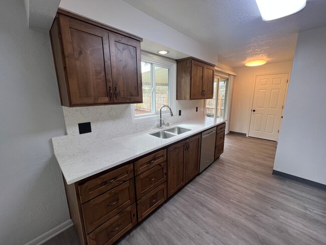 Building Photo - Fully Remodeled Three Bedroom Home in Sout...