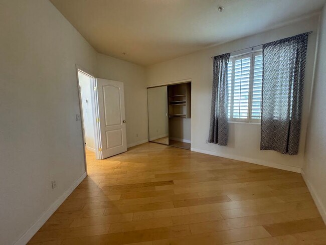Building Photo - BEAUTIFUL 3 BEDROOM 3 BATHROOM HOME IN GAI...