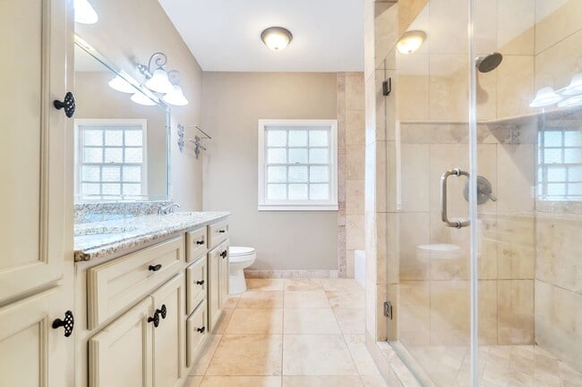 Building Photo - ** 3 bed 2 bath located in McGehee Estate ...