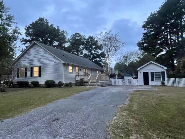 Building Photo - 3 Bedroom 2 bath
