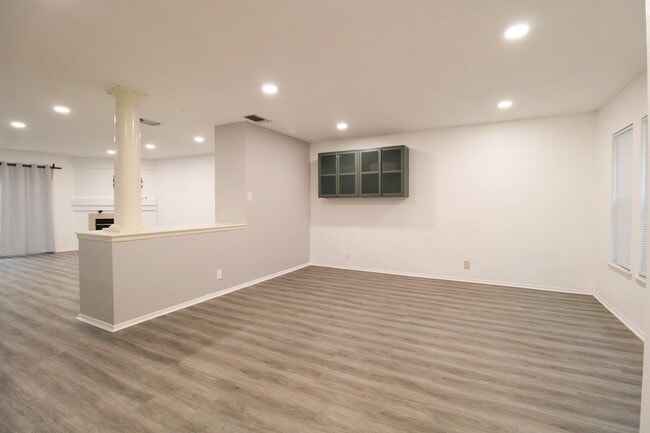 Building Photo - 14018 N Hills Village Dr