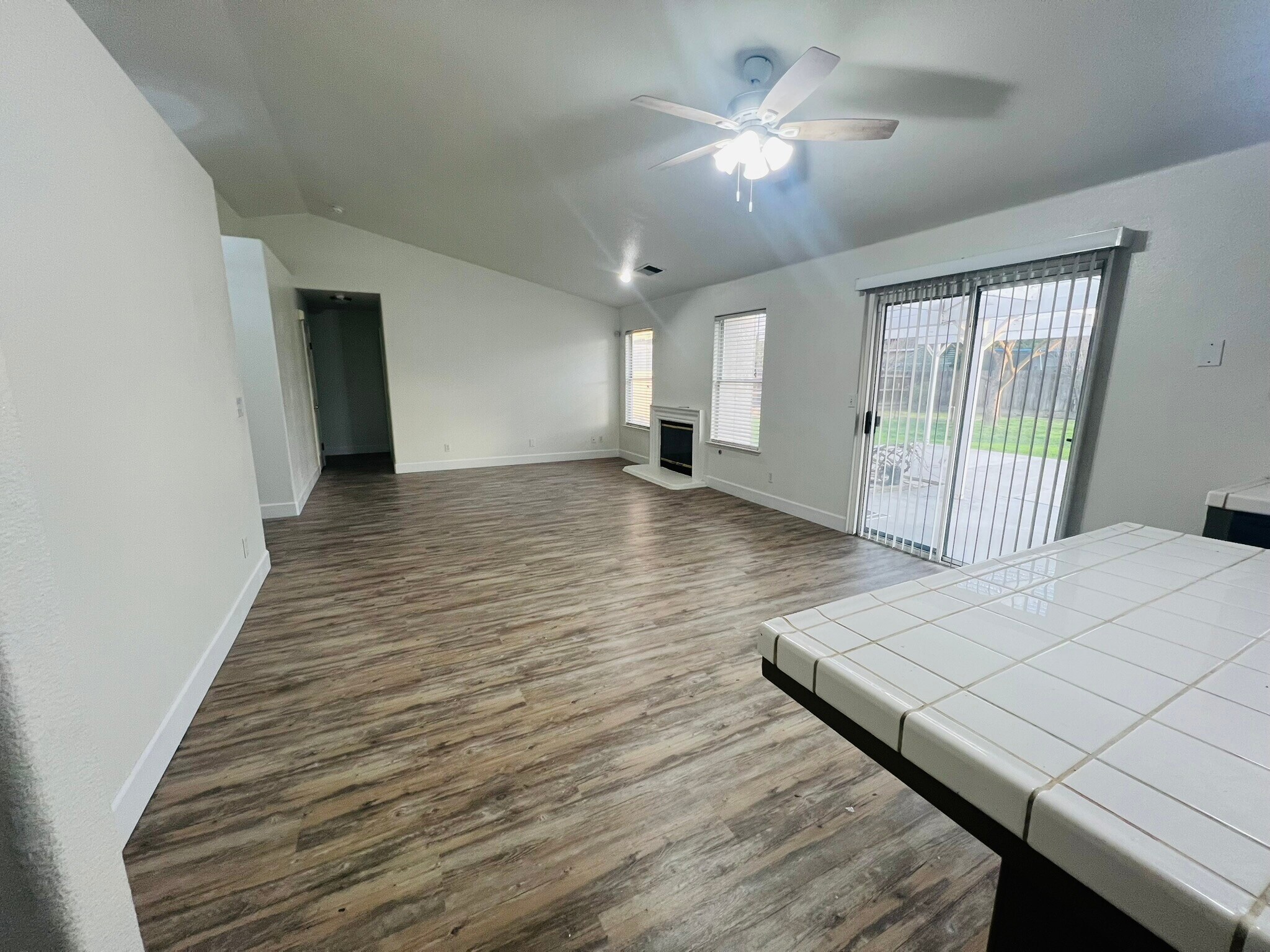 Building Photo - 575 W Cinnamon Ave