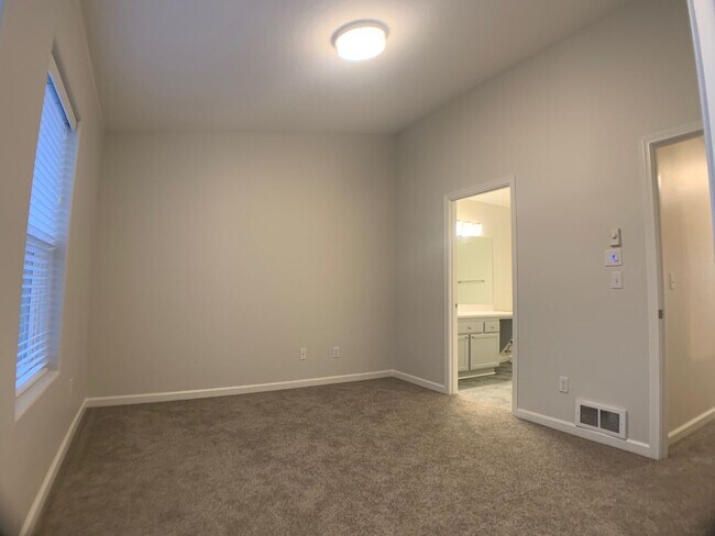 Building Photo - Remodeled Beautiful Progress Ridge Town home! 2 Bedrooms 2 Baths, 1628 Sq. Ft.
