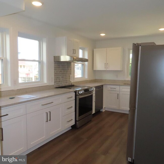 Building Photo - 228 Rowe Ave