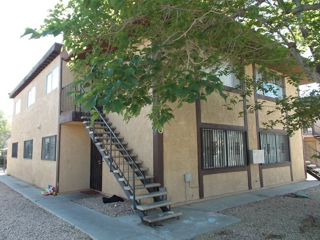 Building Photo - 2 Bedroom 1 Bath Upstairs Unit - Move in Ready