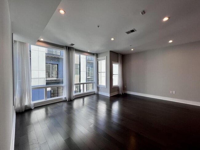 Building Photo - 340 Adams St NE