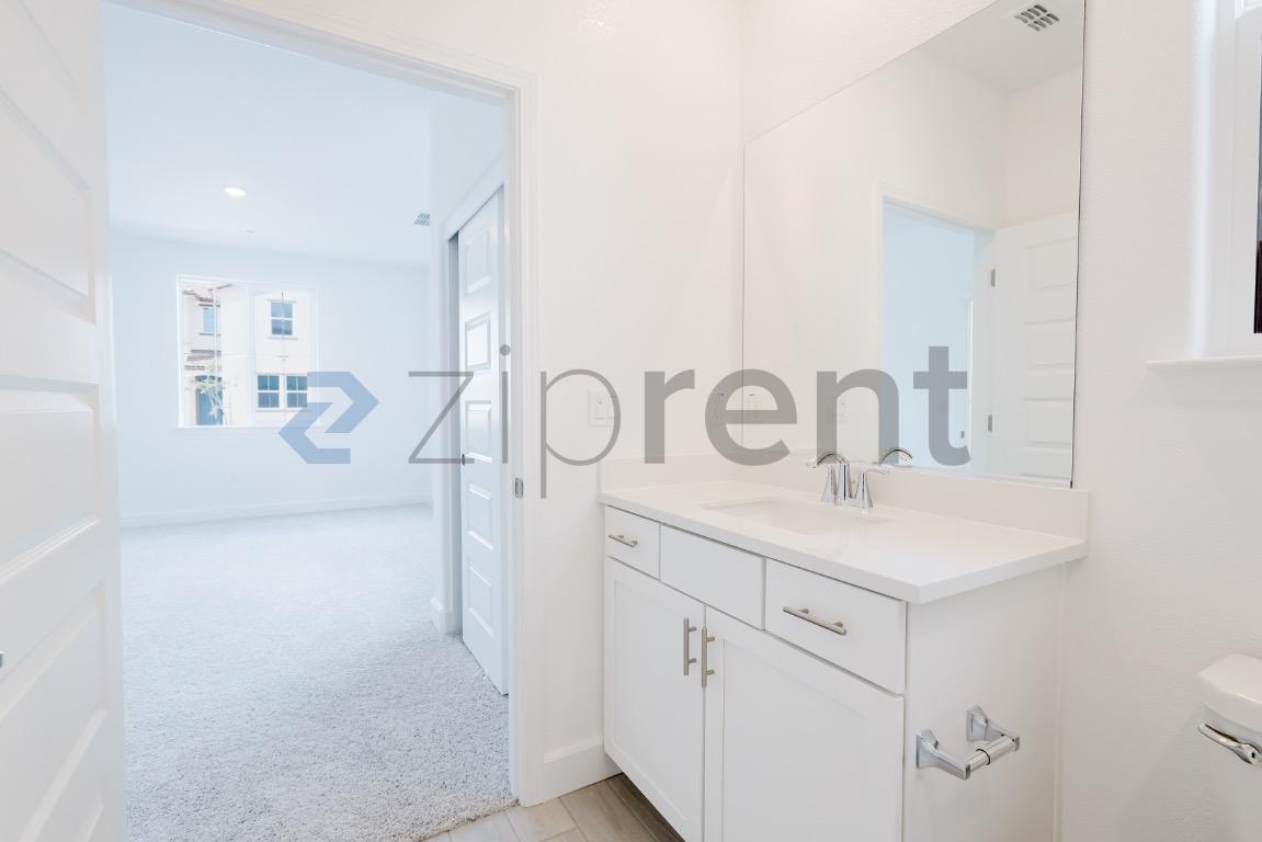 Building Photo - Unit