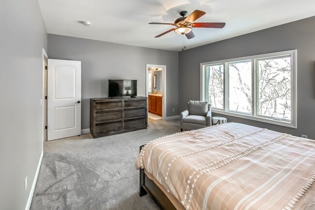 Building Photo - Warm and Luxurious 4 bedroom Executive Estate