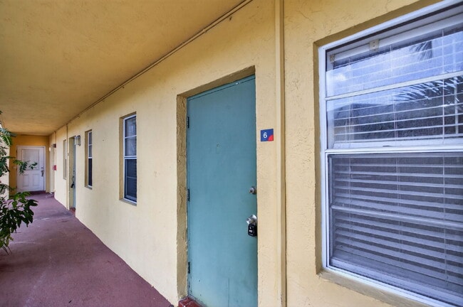 Building Photo - Bright & Modern 1-Bedroom Apartment in Prime Oakland Park Location