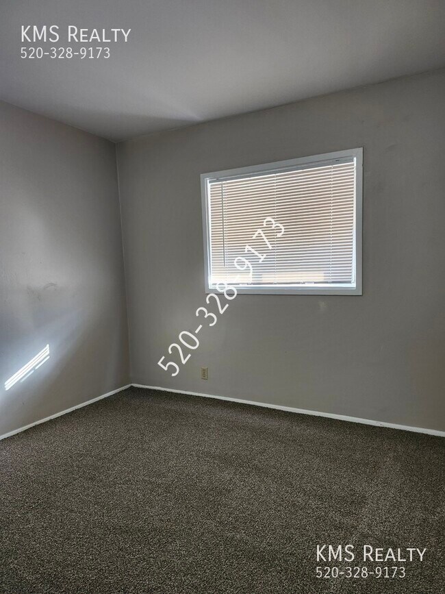 Building Photo - 2565 N Fair Oaks Ave