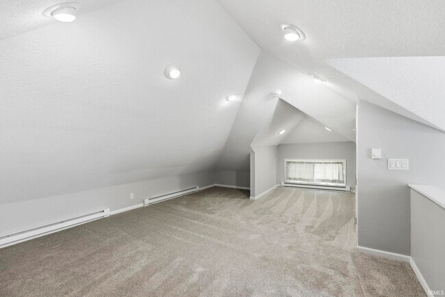Building Photo - 527 W Oakdale Dr