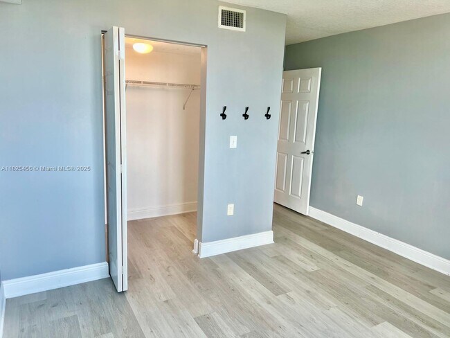 Building Photo - 3000 Coral Wy