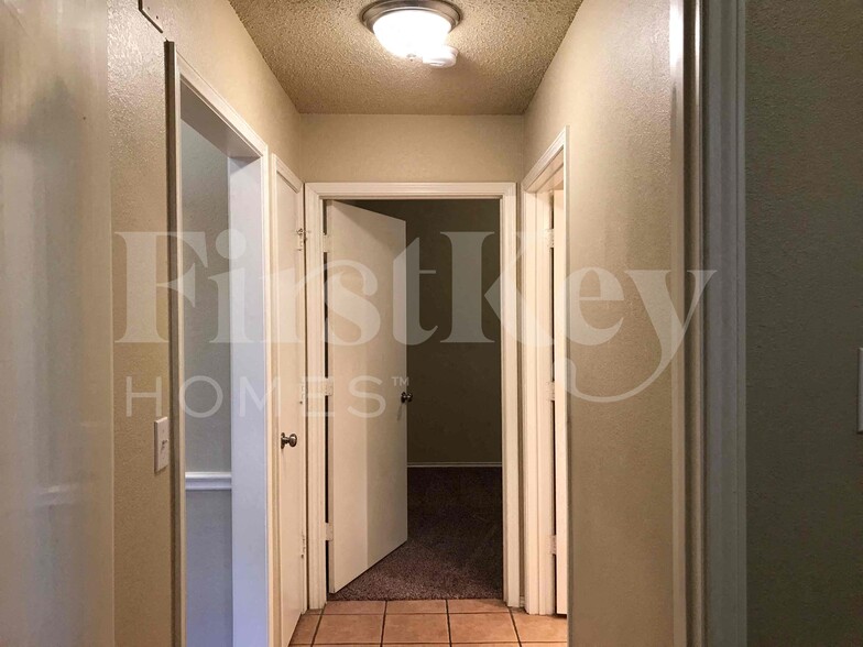 Building Photo - 1371 Gainsborough Way