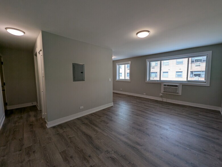 Building Photo - 542 W Surf St