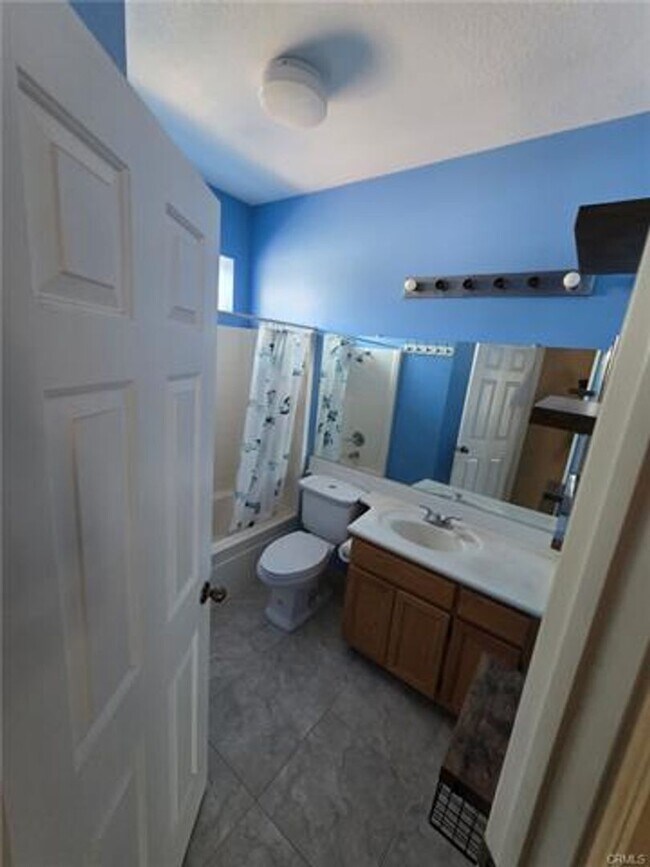 Building Photo - Spacious Home