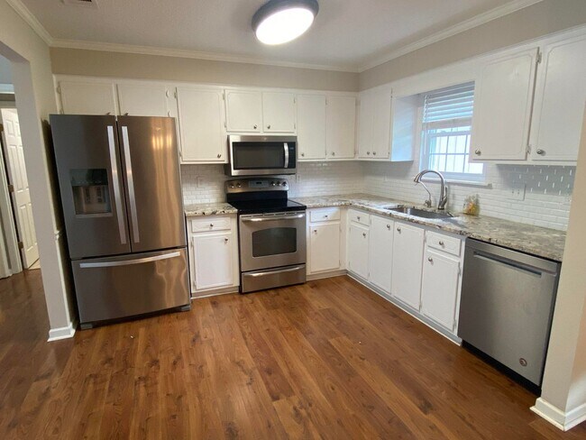 Building Photo - 654 Tara Ln