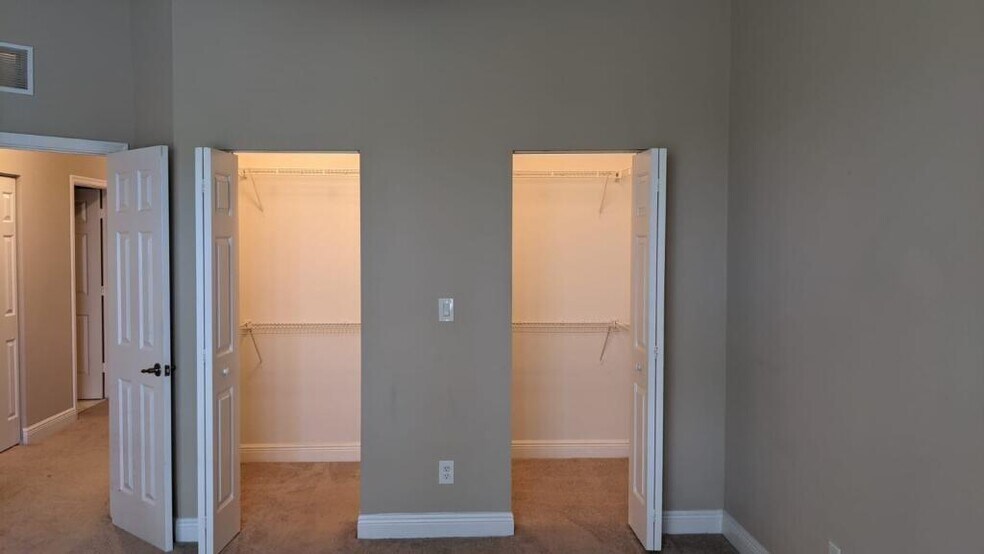 Building Photo - 3409 Lakeside Dr