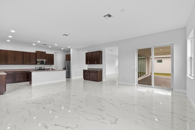 Building Photo - 15054 Wildwood Cir