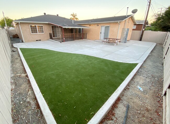 Building Photo - 5 Bed / 3 Bath on Rockford Dr (Large Rooms & Backyard) – Walk to Campus!!