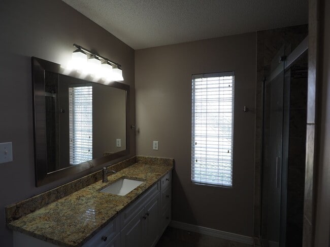 Building Photo - Gulf Shores Cottage close to park and schools!