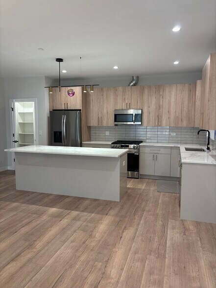 Primary Photo - 6853 W Belmont Ave