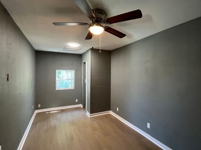Building Photo - 3 BEDROOM 2 BATH WITH BACK APARTMENT