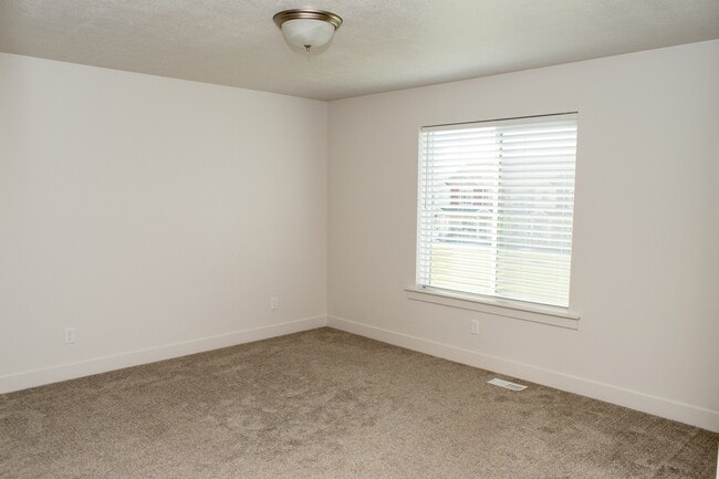 Building Photo - 418-1580 1580 E