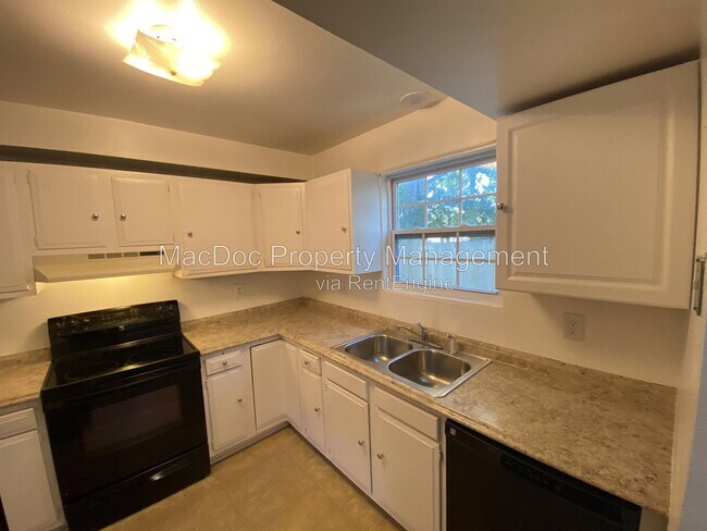 Building Photo - 810 Sledgehammer Dr