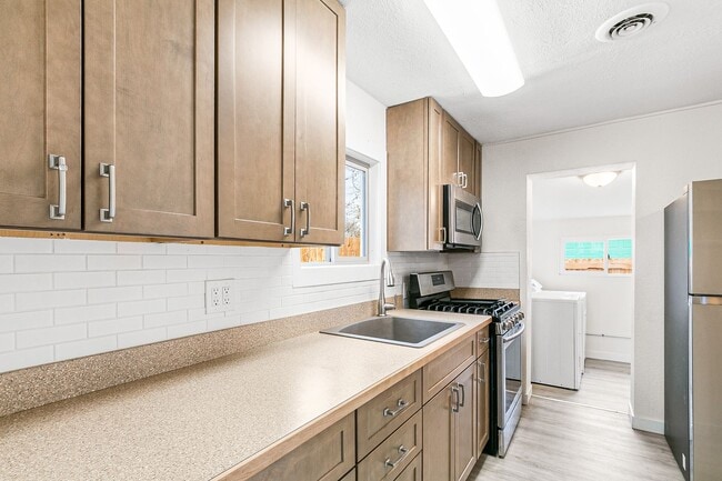 Building Photo - Charming Private 1-Bedroom Carriage House with Modern Amenities in Englewood