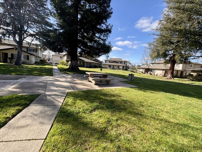 Building Photo - 1055 Mohr Ln