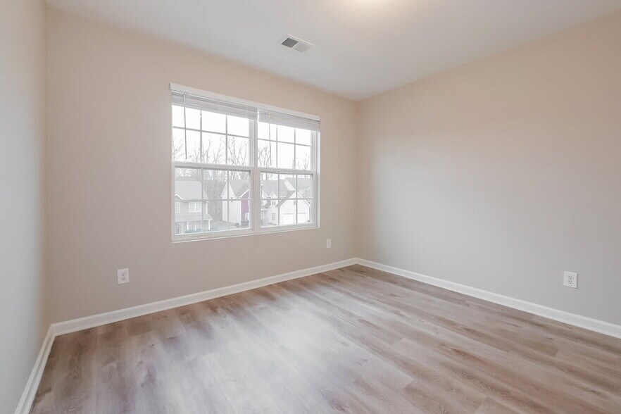 Building Photo - 298 Summit View Dr