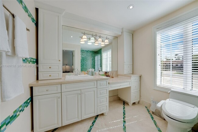 Building Photo - 520 N Pkwy