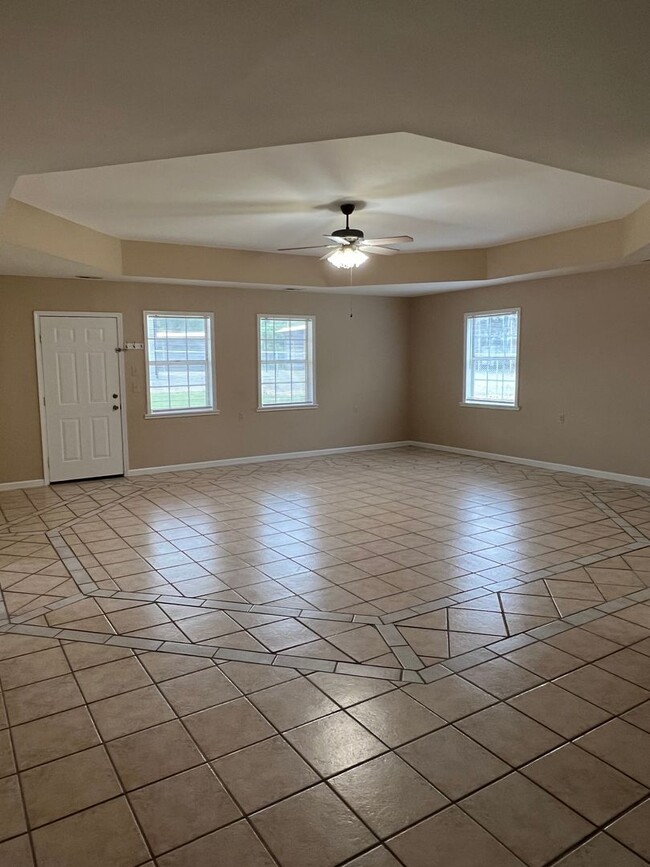 Building Photo - 3 Bedroom, 1 Bath Home