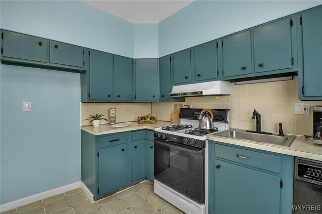 Building Photo - 990 Hertel Ave