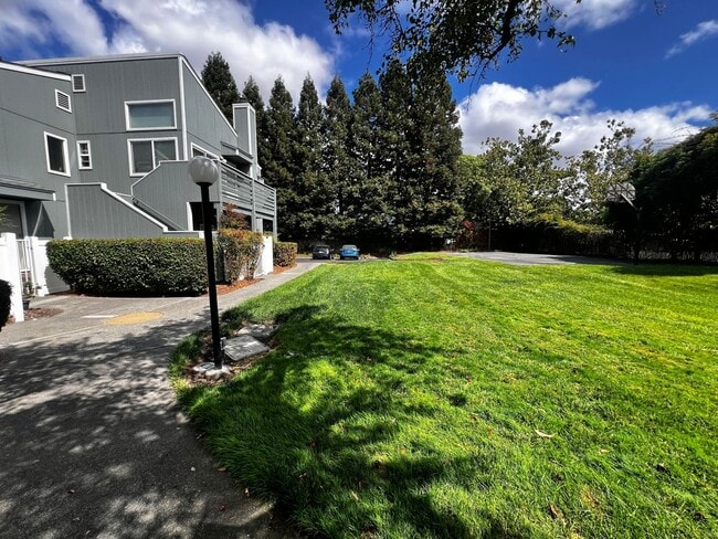 Building Photo - Charming 3-Bedroom Home in Desirable Rohne...