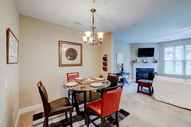 Building Photo - Hendersonville Townhome with Garage, Fireplace & Walk-In Closet