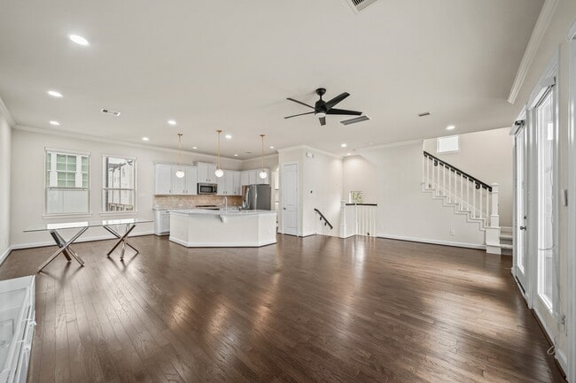 Building Photo - 2025 Cambridge Heights Pl