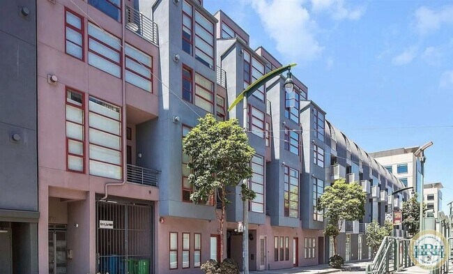Building Photo - Spacious 1BR|2BA Loft Style Condo in the h...