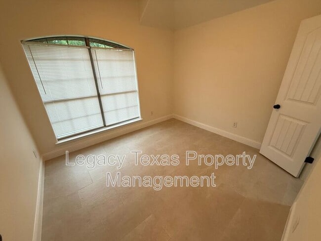 Building Photo - 3802 Juniper Ct