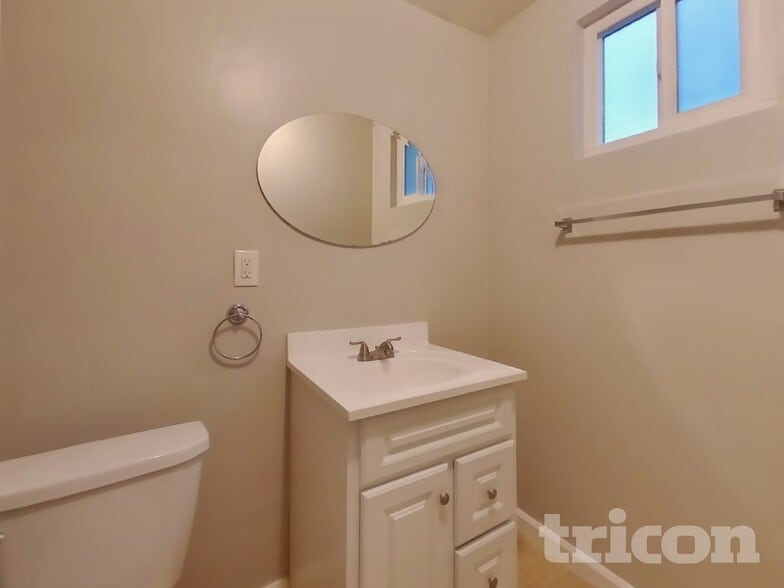 Building Photo - 421 S Abbie St