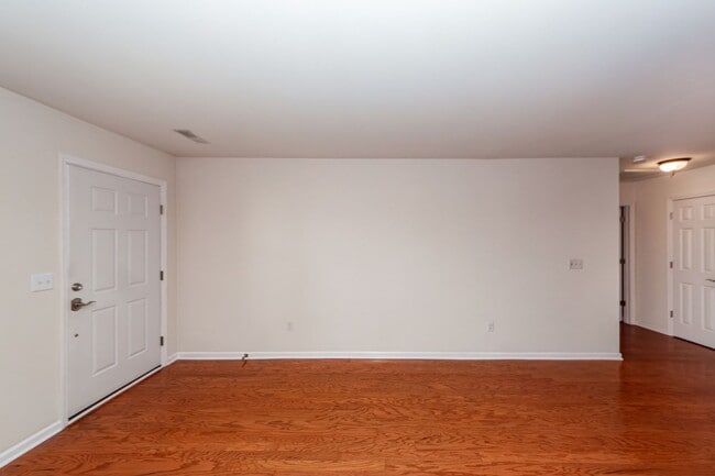 Building Photo - 3 Bedroom 3 Bath Townhome in Persimmon Hil...