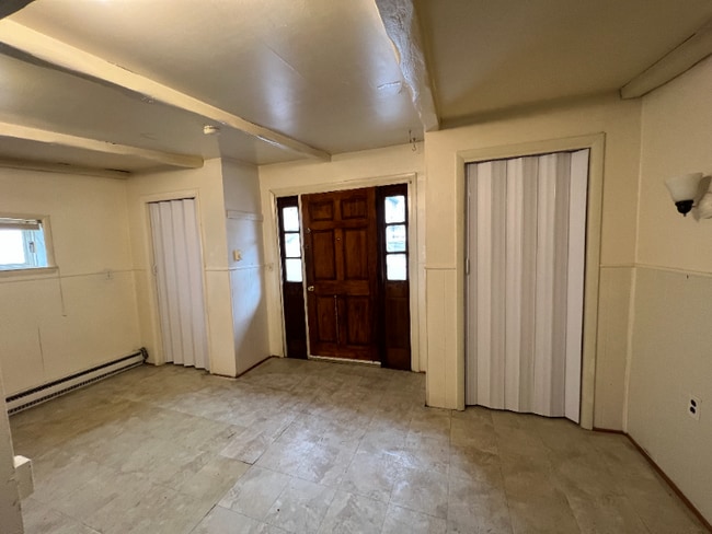 Building Photo - 206 1/2 E John St