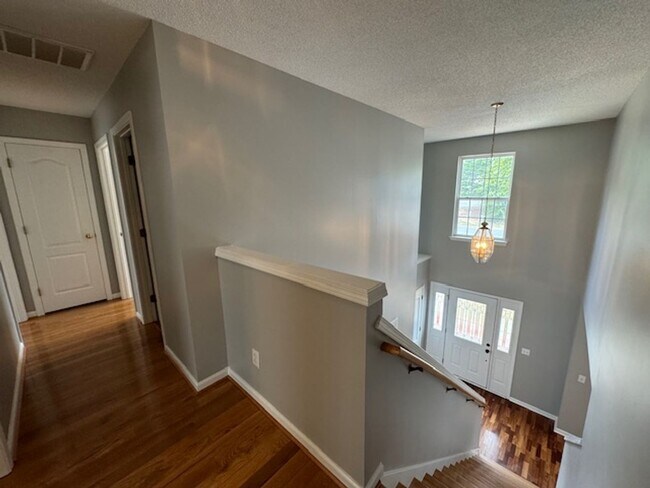 Building Photo - Pre-lease now for August!