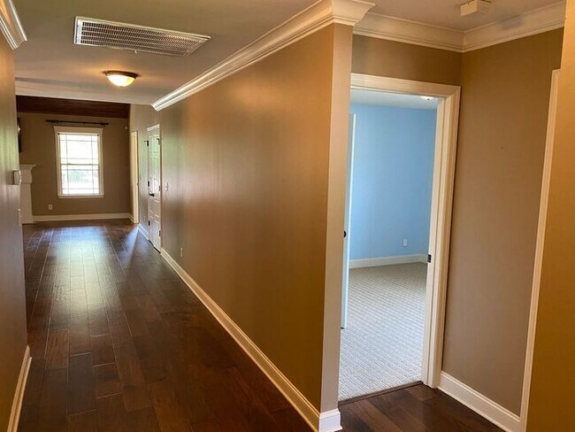 Building Photo - Now Offering ONE-MONTH FREE as Move-in Cre...