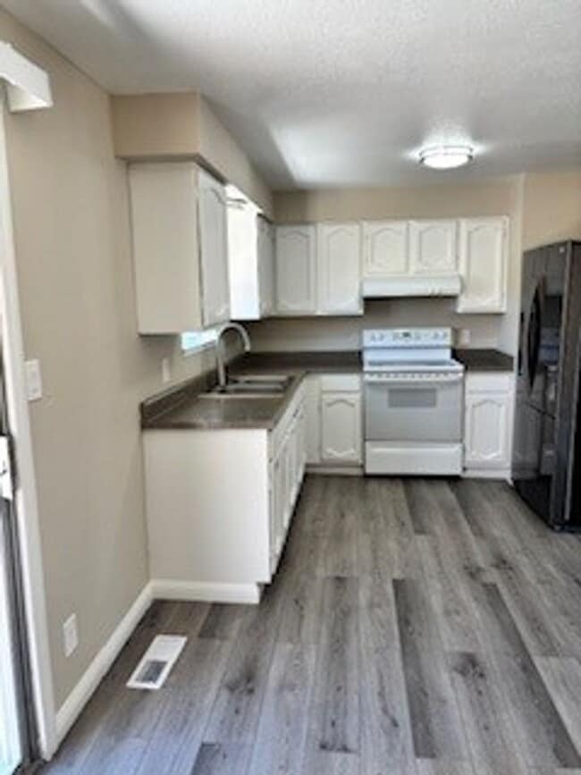 Building Photo - COMPLETELY REMODELED - THIS ONE WON'T LAST...